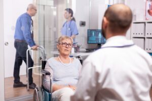 Transport medyczny dla seniorów – najczęstsze sytuacje, w których warto skorzystać z pomocy