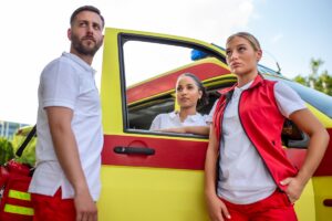 Transport medyczny z Warszawy do innego miasta – co warto ustalić przed wyjazdem?